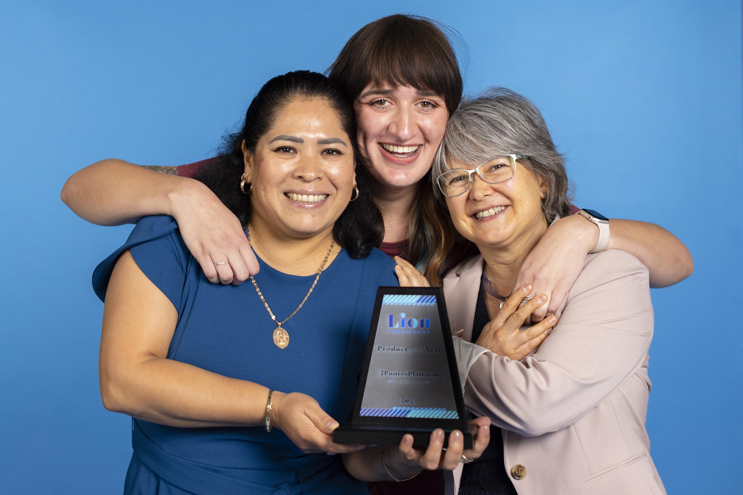 Emma Restrepo and team members celebrate their LION Awards win at the 2023 Southeast News Sustainability Meetup. Photo by Fig Media.